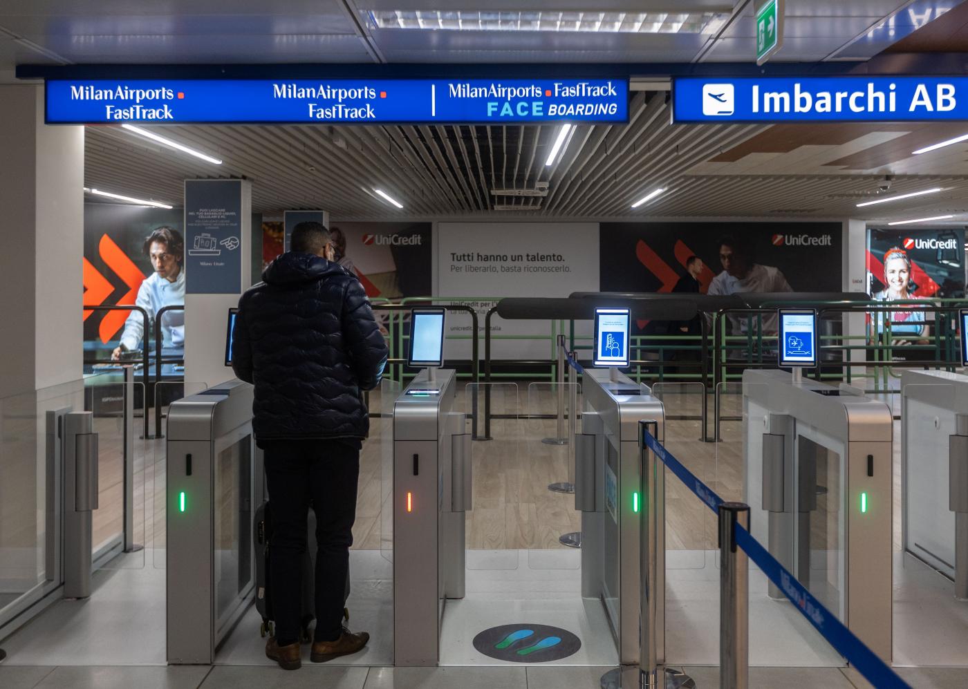 Milano, la filma in bagno ma bimba di cinque anni lo nota: arrestato 30enne all’aeroporto di Linate