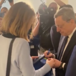 Bruxelles, Mario Draghi firma una bandiera europea