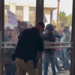 Arizona, dimostranti anti-Trump bloccati fuori dal Senato dello Stato