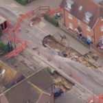 Londra, una voragine si apre sulla strada principale a Godstone