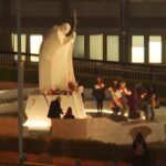 Roma, fedeli pregano per Papa Francesco all’esterno del Gemelli