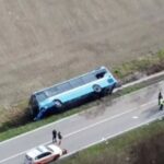 Ferrara, scontro auto-bus studenti: morta conducente vettura. Feriti sull’altro mezzo