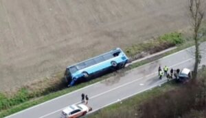 Ferrara, scontro auto-bus studenti: morta conducente vettura. Feriti sull’altro mezzo