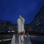 Papa Francesco ricoverato, Bergoglio ha polmonite bilaterale: quadro rimane complesso