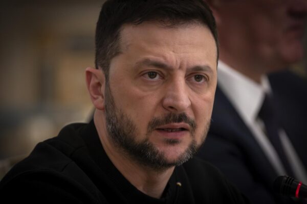 Ucraina, Zelensky al contrattacco: “Se qualcuno vuole sostituirmi non ci riuscirà”