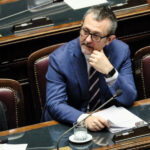 “Assoluzione per Delmastro”, bufera su titolo Rainews. Pd e Avs: “Anticipa la sentenza”