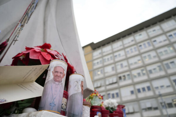 Papa Francesco, notte serena al Gemelli e poi colazione in poltrona