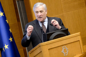 Ucraina, Tajani: “Parole forti da Trump su Zelensky, situazione si calmi”