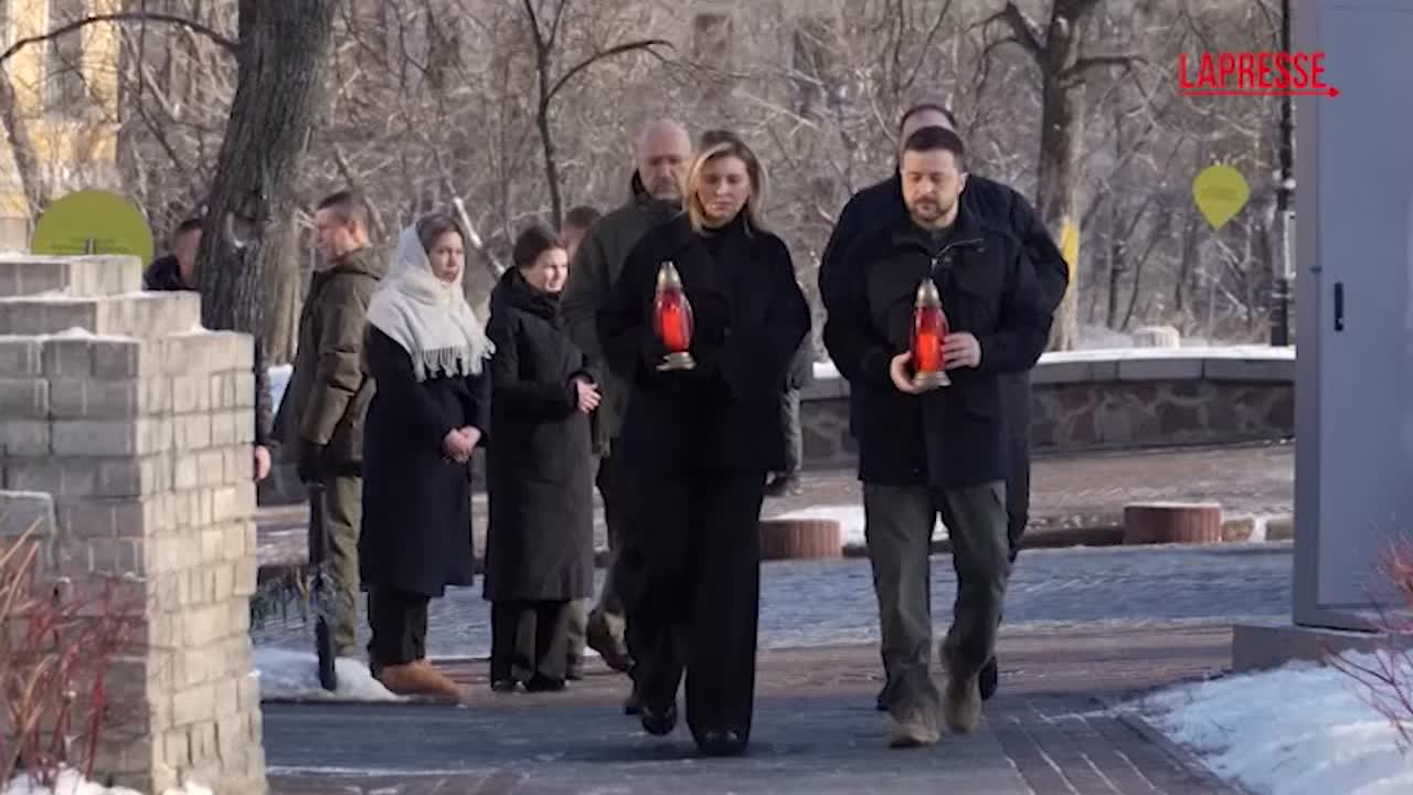 Ucraina, il presidente Zelenskyy rende omaggio alle vittime delle proteste del 2014