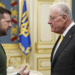 Ucraina, l’Ue difende Zelensky. Ministro francese: “Dittatore è Putin”. Von der Leyen e Costa a Kiev il 24/2