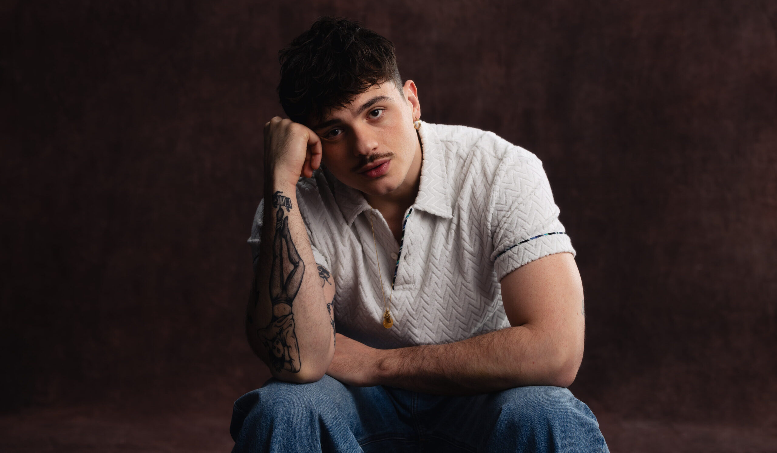 Olly, il vincitore di Sanremo annuncia ‘La Grande Festa’ all’Ippodromo Snai di San Siro Olly, il vincitore di Sanremo annuncia ‘La Grande Festa’ all’Ippodromo Snai di San Siro