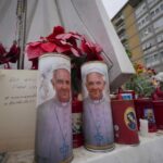 Papa Francesco, i medici del Gemelli: “Non è fuori pericolo. Rischio fatale è passaggio germi nel sangue”