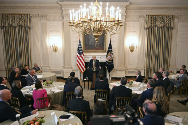 Presidente Trump parla alla sessione di lavoro dei governatori nella sala da pranzo della Casa Bianca