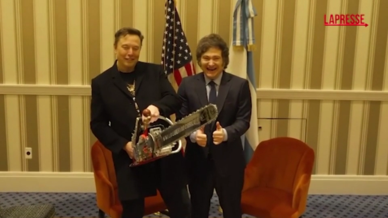 Il presidente argentino Milei incontra Elon Musk e gli regala una motosega