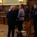 Maja T. come Ilaria Salis: l’attivista in tribunale a Budapest con manette ai polsi