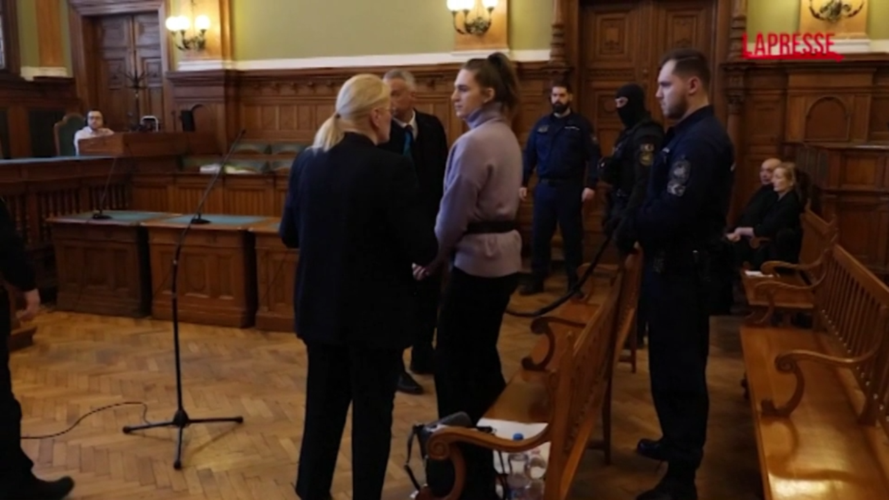 Maja T. come Ilaria Salis: l’attivista in tribunale a Budapest con manette ai polsi