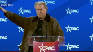 Steve Bannon fa il saluto romano durante la conferenza dei conservatori Usa ‘Cpac’