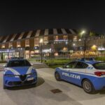 Milano, giovane aggredito fuori da centro commerciale: è grave