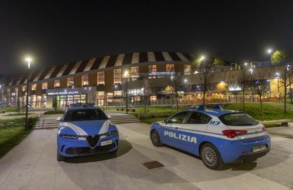 Milano, giovane aggredito fuori da centro commerciale: è grave