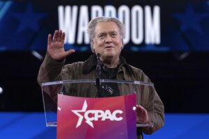 Usa, Steve Bannon alza il braccio durante Cpac: “Ha fatto saluto nazista”