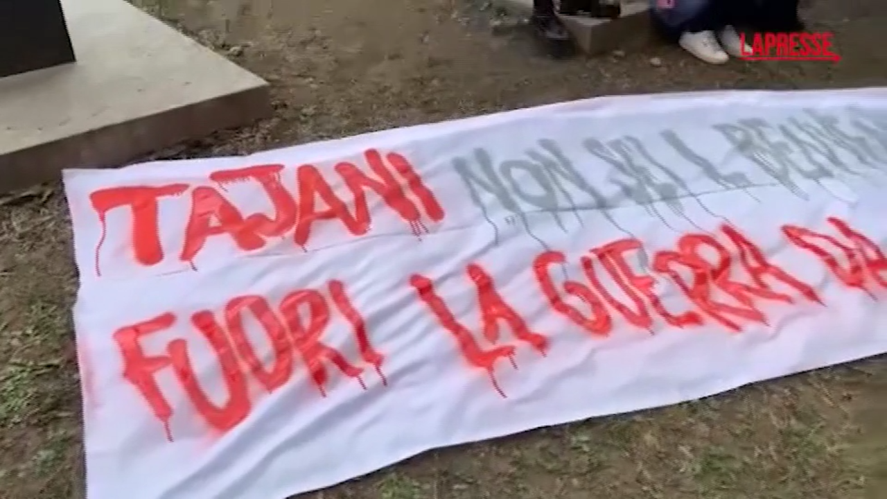 Torino, la protesta degli studenti contro la guerra e Tajani: “Non sei il benvenuto”