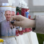 Papa Francesco, Santa Sede: “Crisi respiratoria prolungata, necessario l’ossigeno”