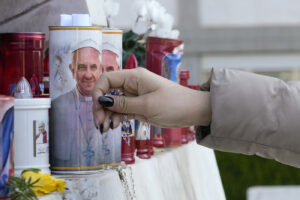 Papa Francesco, le preghiere dei fedeli davanti al Gemelli