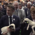 Parigi, Macron al Salone dell’Agricoltura prende in braccio un agnello