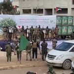 Hamas rilascia gli altri tre ostaggi: Omer Shem Tov abbraccia un miliziano