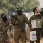 Gaza, un ostaggio israeliano bacia i miliziani di Hamas
