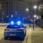 Milano, tenta di difendere amico rapinato: accoltellato 22enne