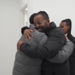 Israele, l’ostaggio Avera Mengistu riabbraccia il fratello e la sorella