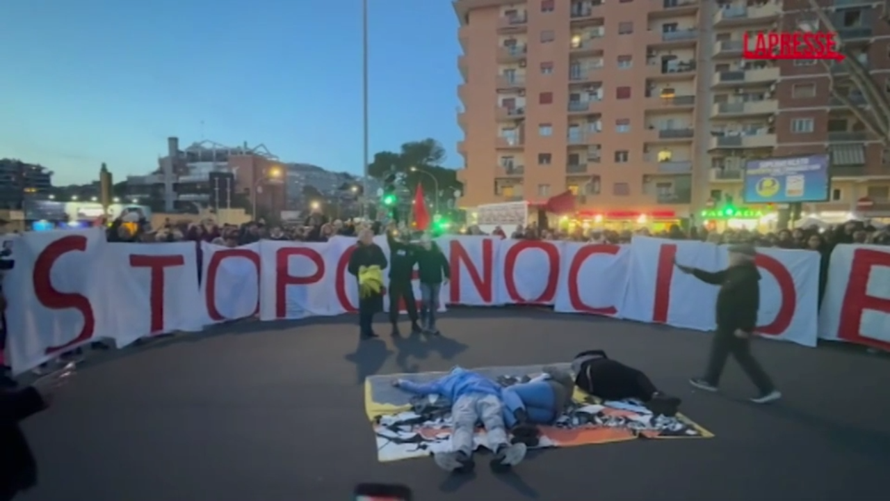 Roma, flash mob pro Palestina al corteo per Verbano: “Stop Genocidio”