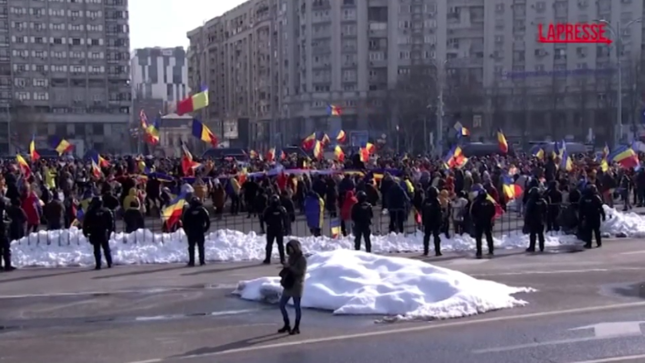 Romania, manifestazione a sostegno del leader di estrema destra Georgescu