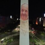 Papa Francesco, in Argentina si prega per lui: il suo volto sull’obelisco di Buenos Aires