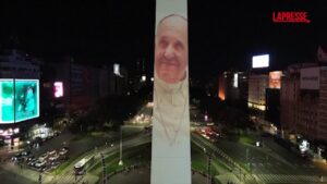 Papa Francesco, in Argentina si prega per lui: il suo volto sull’obelisco di Buenos Aires