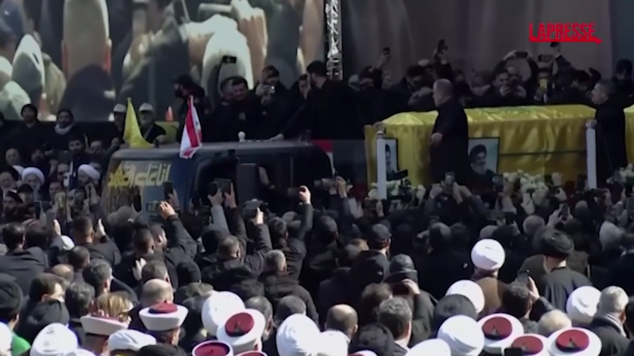 Libano, migliaia di persone al funerale di Nasrallah: commozione al passaggio del feretro