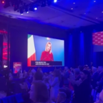 Giorgia Meloni al Cpac finisce il suo discorso: standing ovation per la premier
