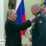 Russia, Putin consegna medaglie ai soldati che hanno combattuto in Ucraina