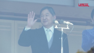 Giappone, Naruhito compie 65 anni: folla di sostenitori si raduna per salutarlo