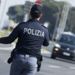 Roma, maxi furto a Commercity: chiodi e auto incendiate dai ladri in fuga