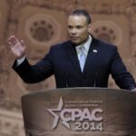 Dan Bongino nuovo vicedirettore Fbi: opinionista e podcaster, chi è l’uomo scelto da Trump