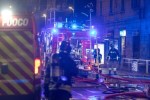 Vigili del Fuoco al lavoro su un incendio in un'immagine d'archivio. Il 24 febbraio un rogo nel commissariato di Albano Laziale ha distrutto circa 10 autovetture