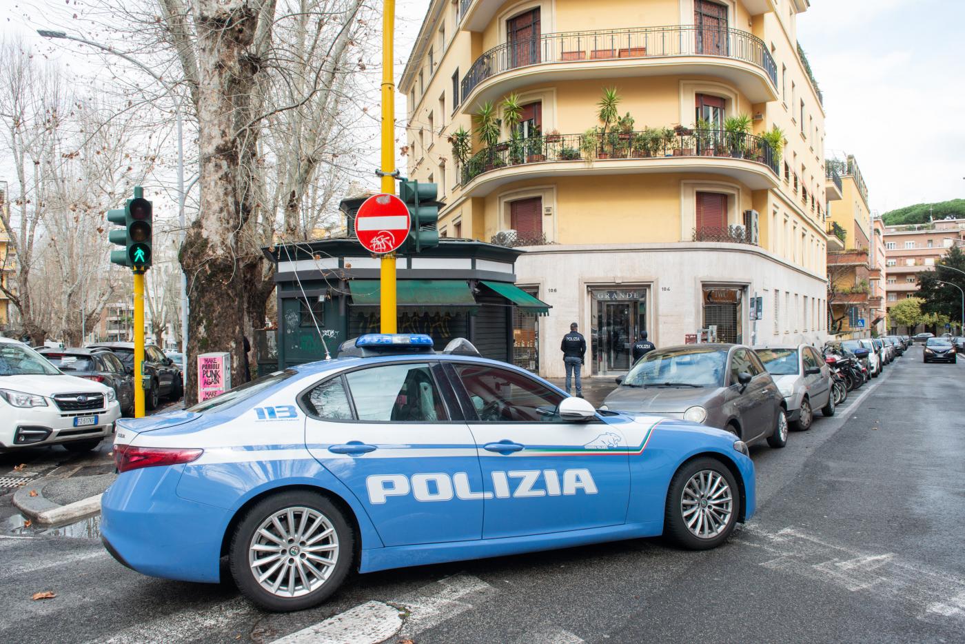 Roma, rapina in banca con ostaggio a Fiumicino