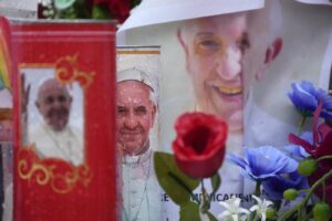 Ricovero Papa Francesco - Dimostrazione di affetto e di preghiera fuori dal Gemelli per l Santo Padre.