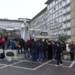 Papa Francesco, fedeli davanti al Gemelli per recita Rosario