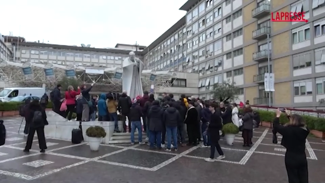 Papa Francesco, fedeli davanti al Gemelli per recita Rosario