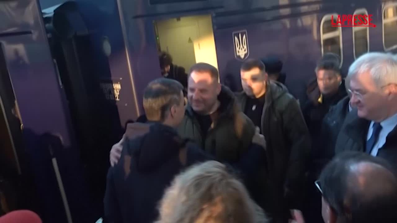 Ucraina, Pedro Sanchez e Justin Trudeau arrivano in treno a Kiev