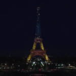 Parigi, la Tour Eiffel si illumina con i colori della bandiera ucraina