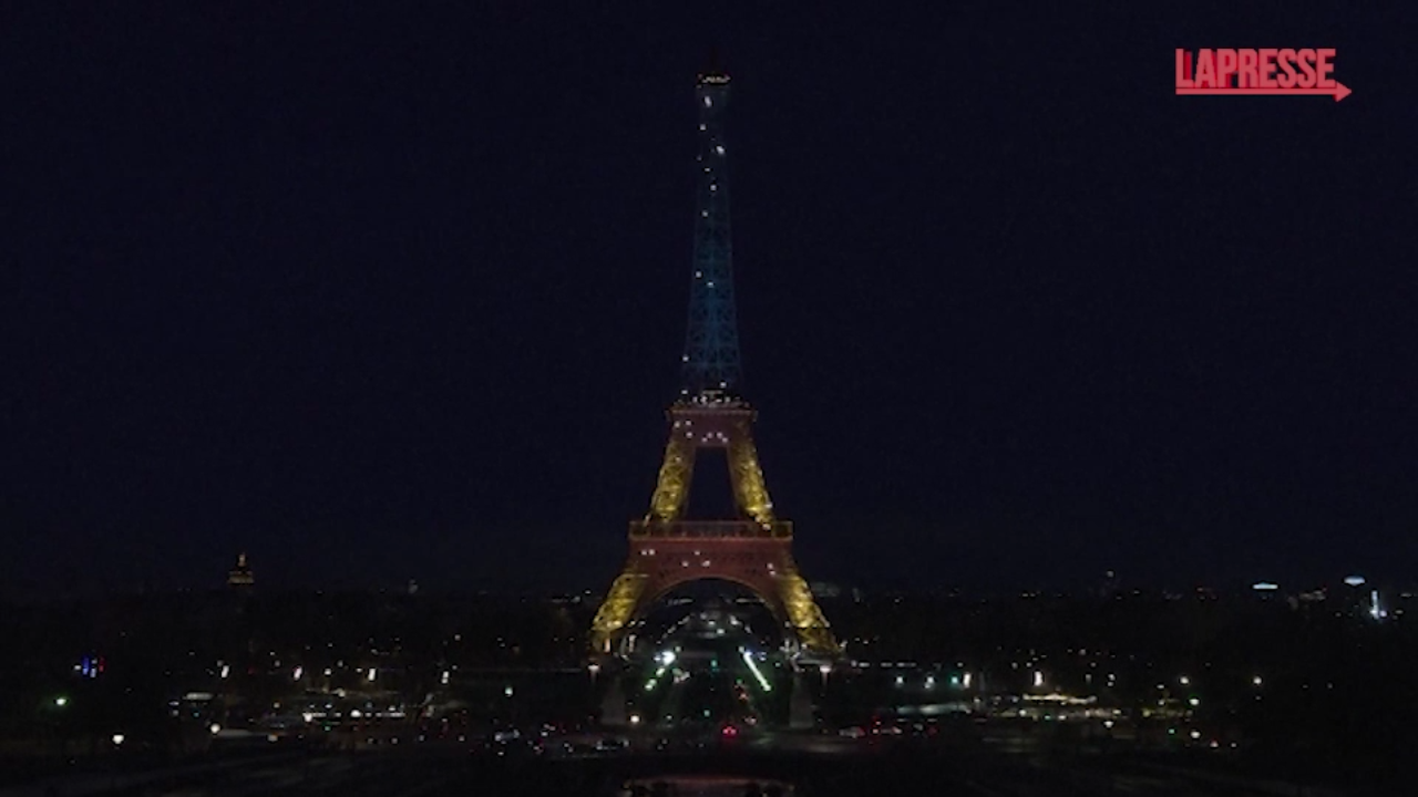 Parigi, la Tour Eiffel si illumina con i colori della bandiera ucraina